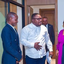 Président Aubain Mukanu avec des collaborateurs